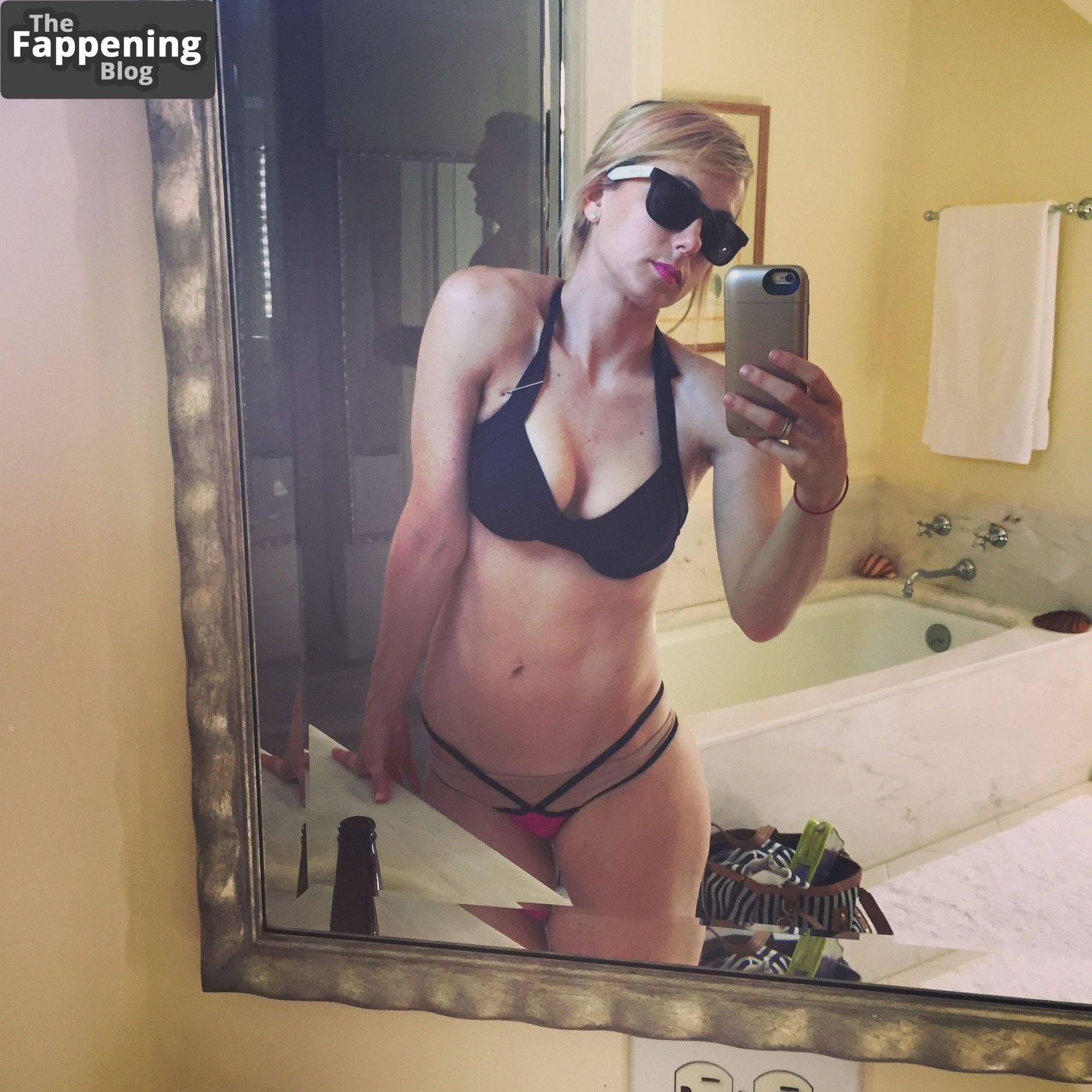 Iliza Shlesinger Nude Sexy Leaked 014