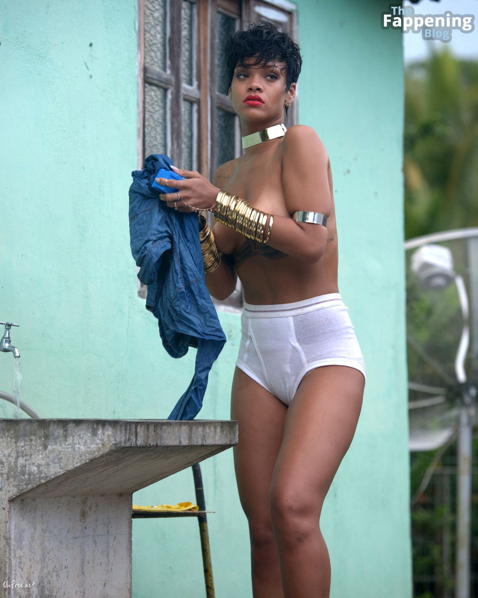 Rihanna Nude Sexy – Vogue Brazil 001 1