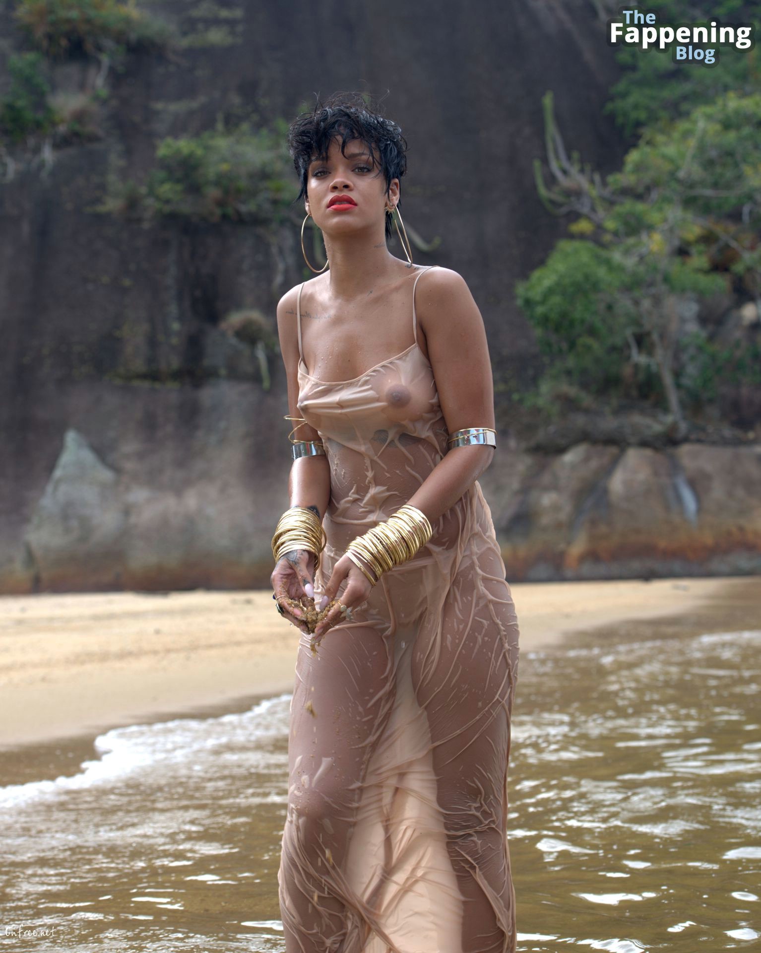 Rihanna Nude Sexy – Vogue Brazil 036