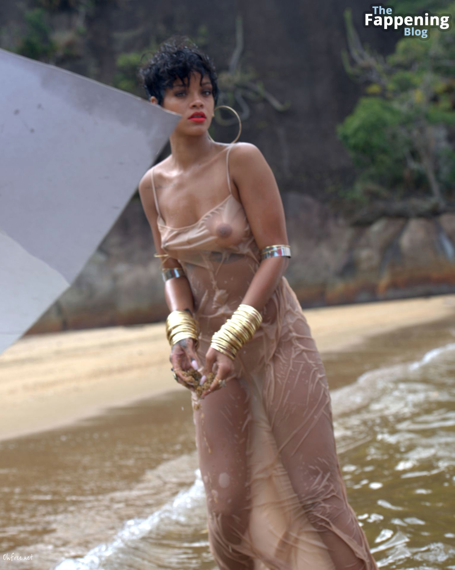 Rihanna Nude Sexy – Vogue Brazil 037
