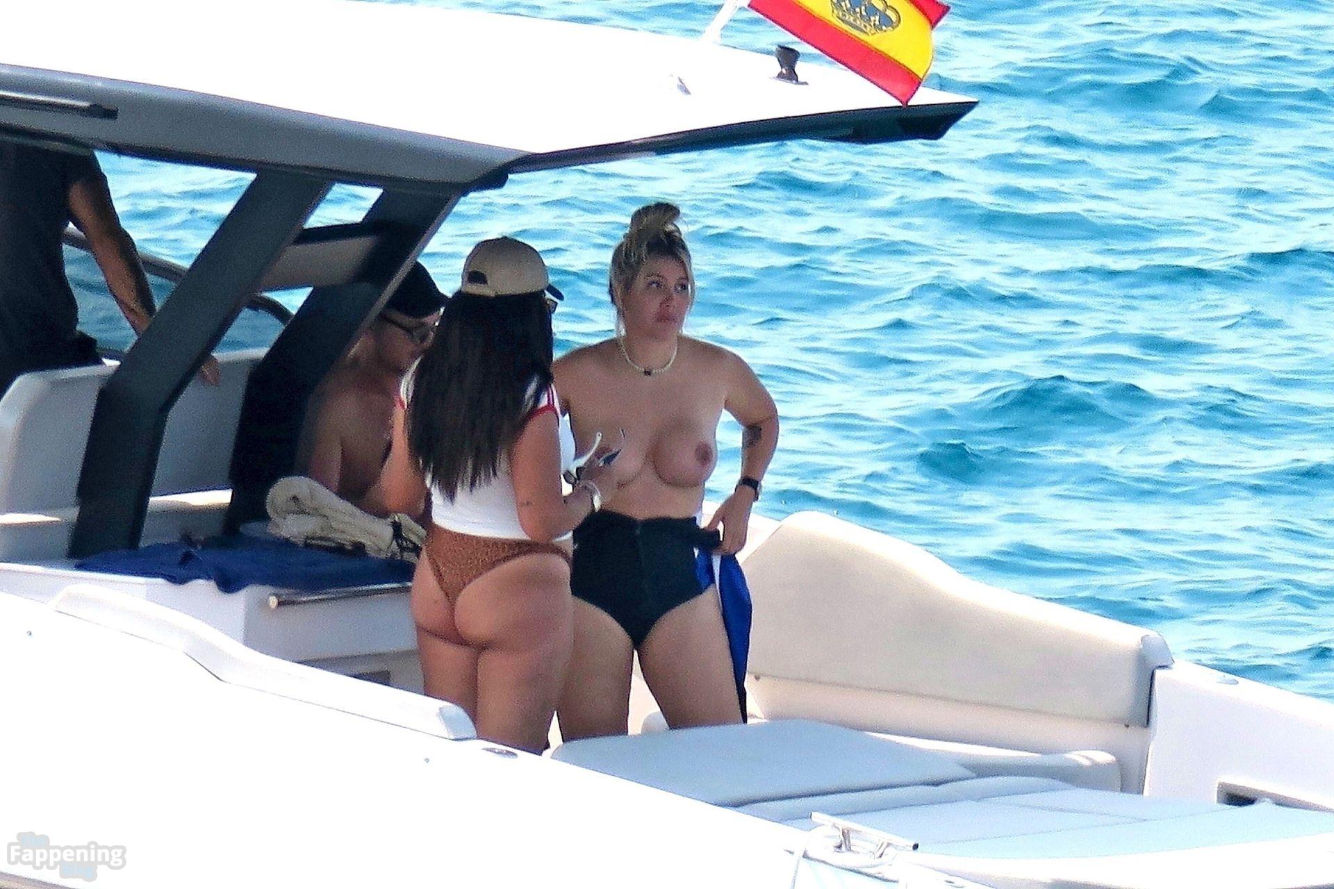 Wanda nara nude boobs on a boat in formentera 004